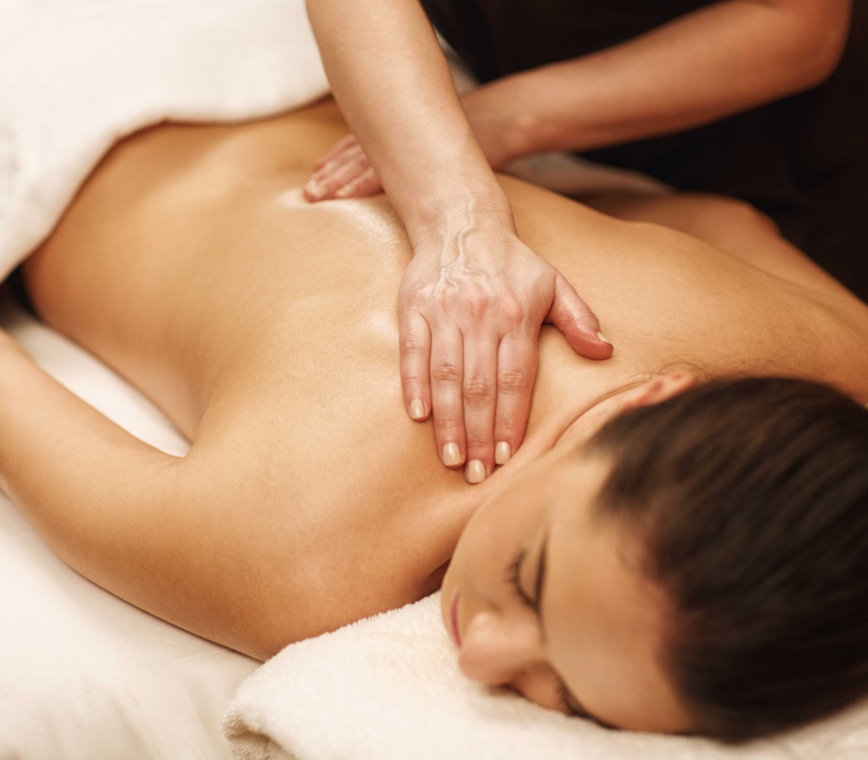 Relaxační masáž Uvolňující masáž s olejem