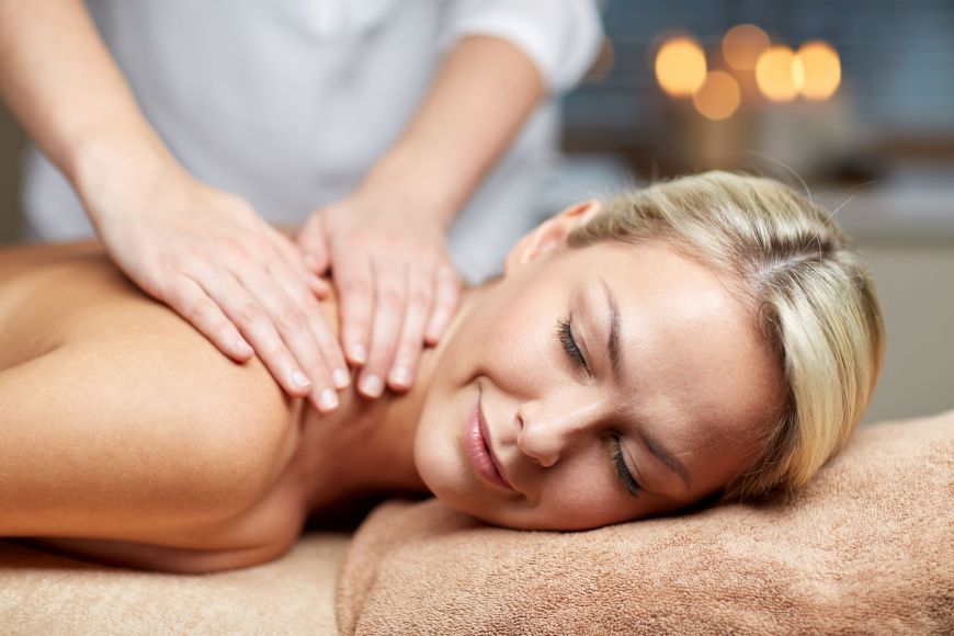 Wellness Massage Kräutermassage aus Birkenblättern